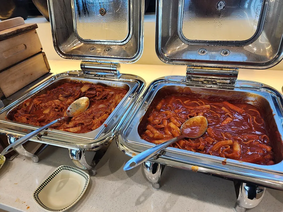 손두부와 샐러드 등 담아온 반찬 접시