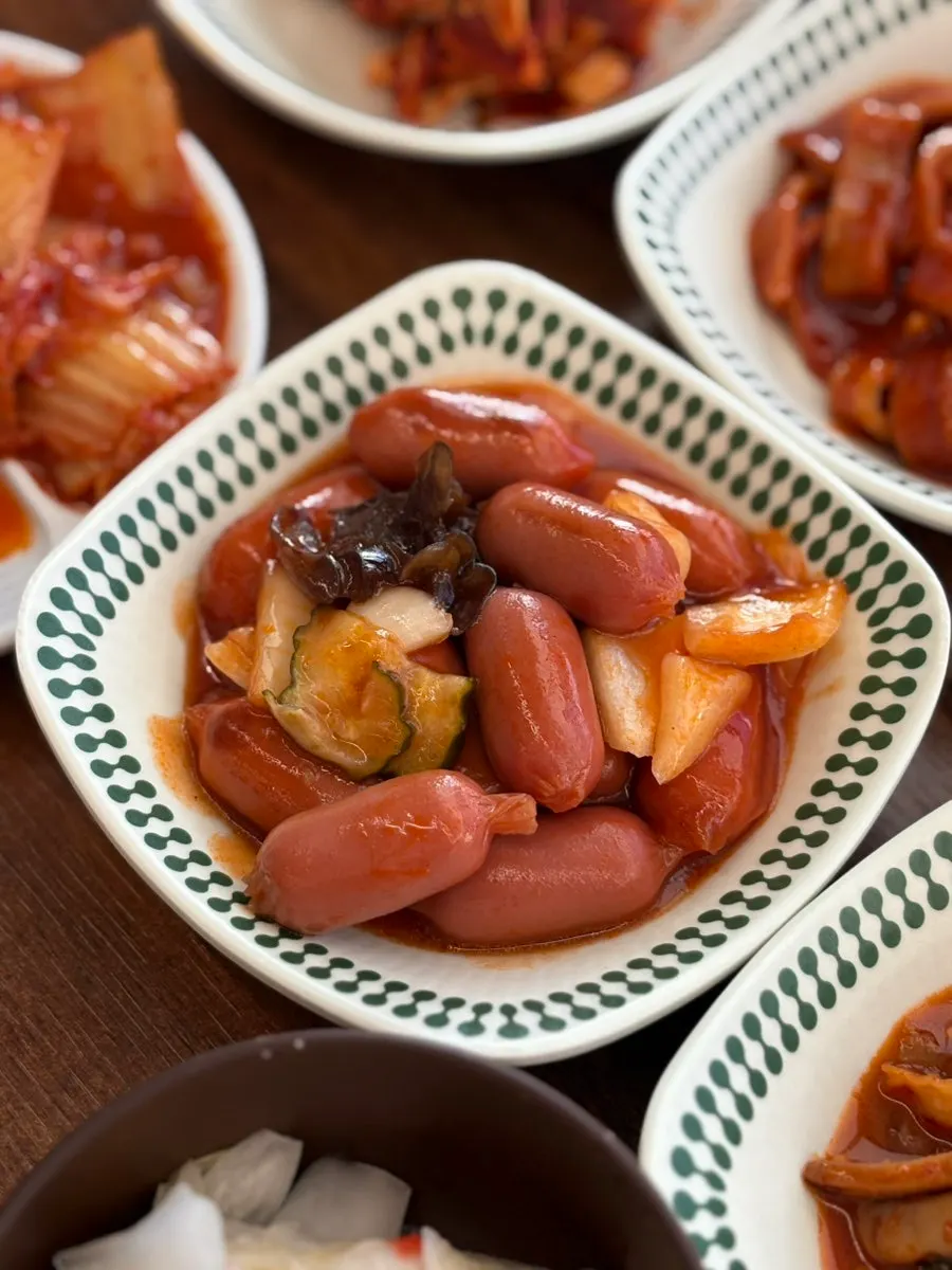 4人分に並べられたトッカルビ定食