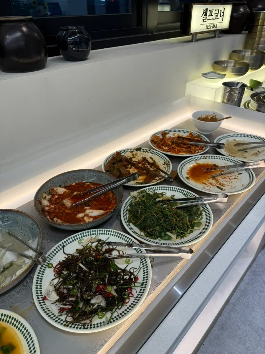 Basic side dishes served with the set