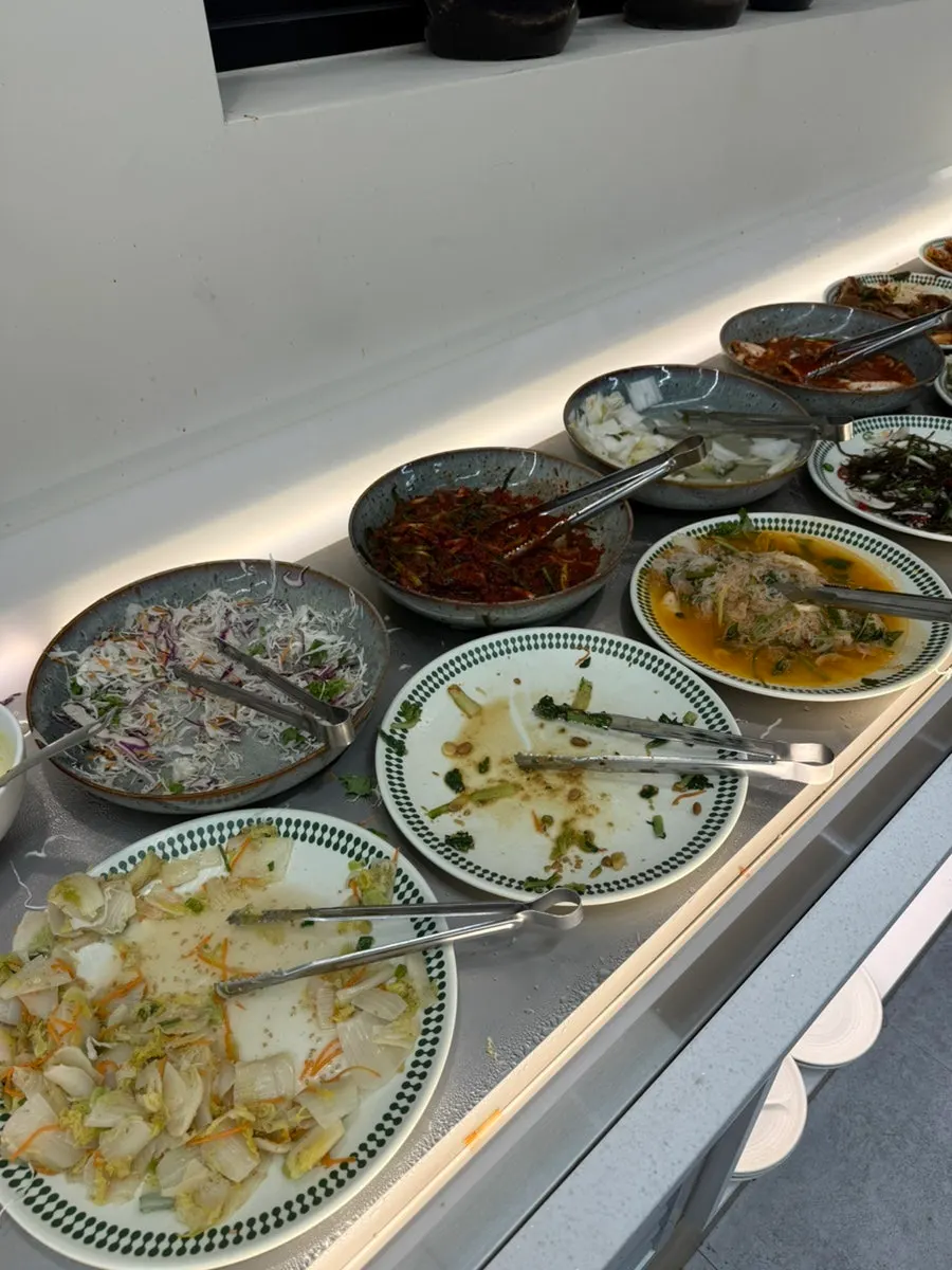 Side dish plates on the basic table setting