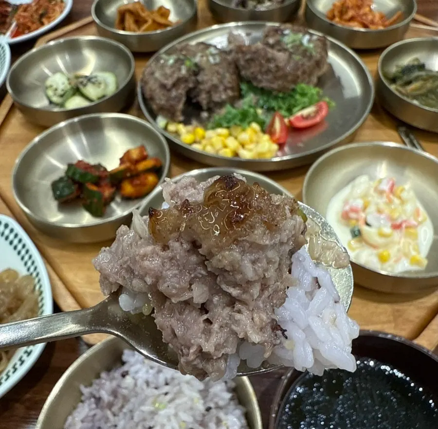 Close-up of sauce-brushed tteokgalbi
