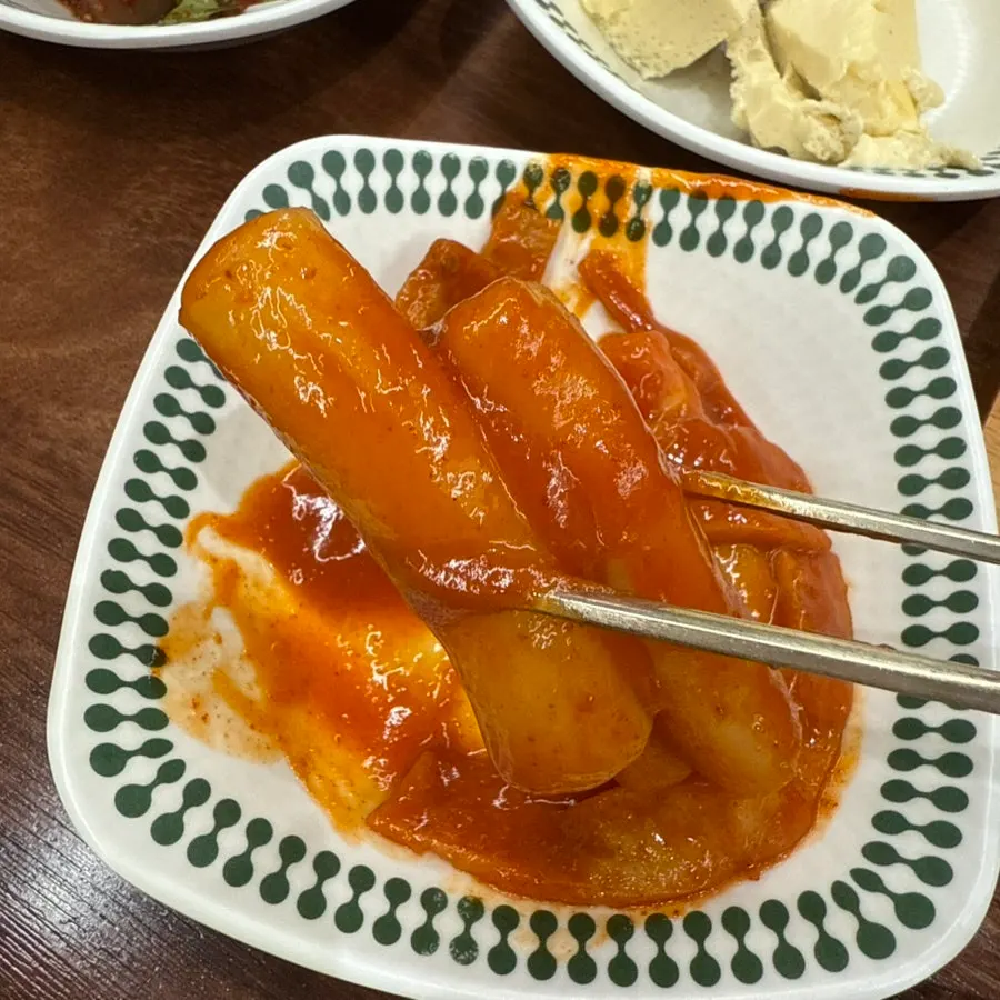 Tteokgalbi paired with green onion kimchi
