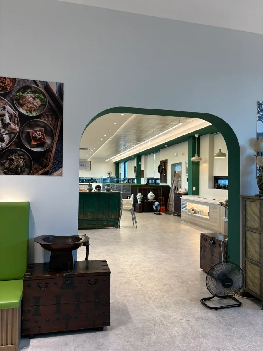 Classic Korean-style interior at Dongam Tteokgalbi