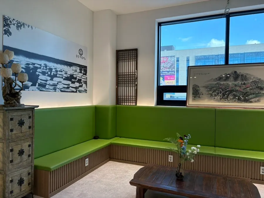 Entrance and waiting area of Dongam Tteokgalbi