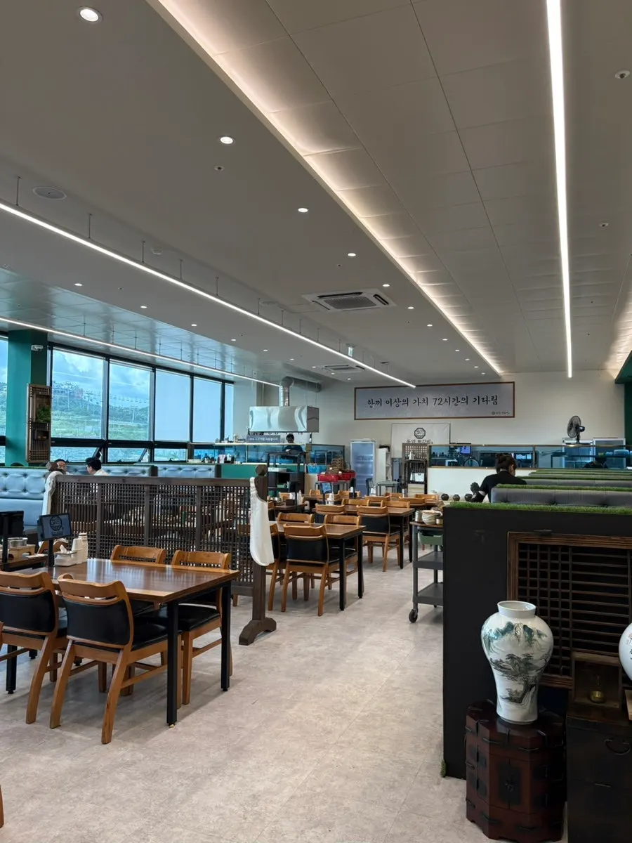 Waiting area with outlets at Dongam Tteokgalbi