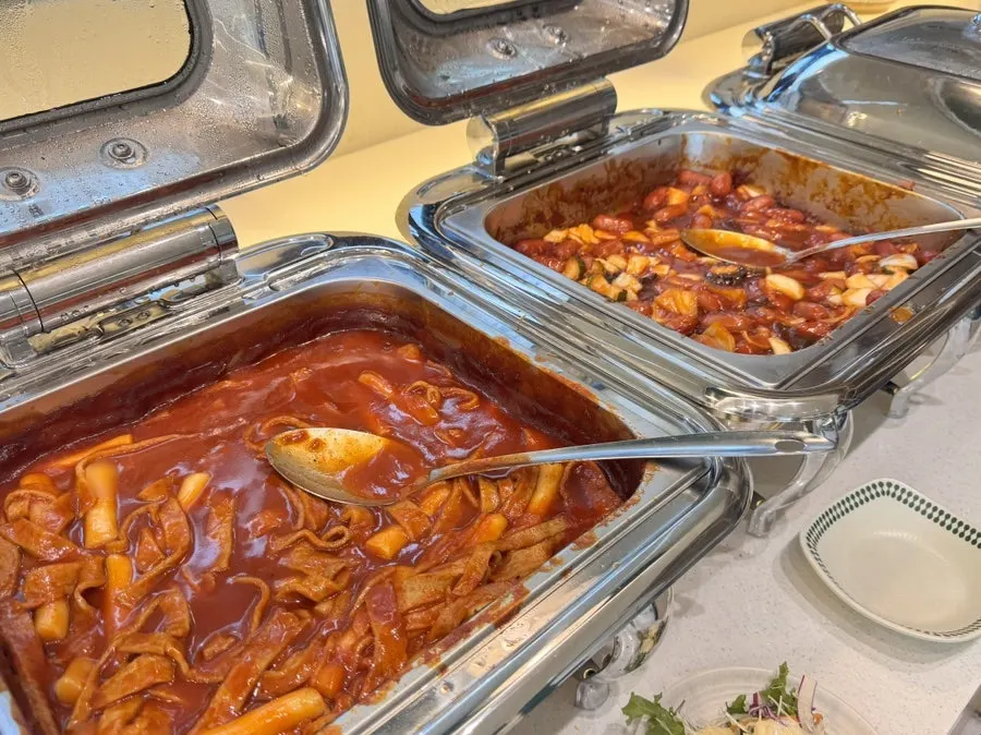 Display shelf of self-serve side dishes