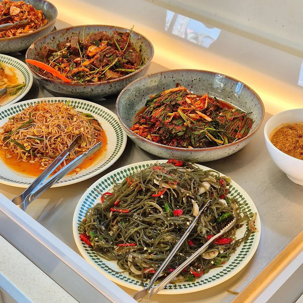 셀프바에 놓인 김치와 나물 반찬