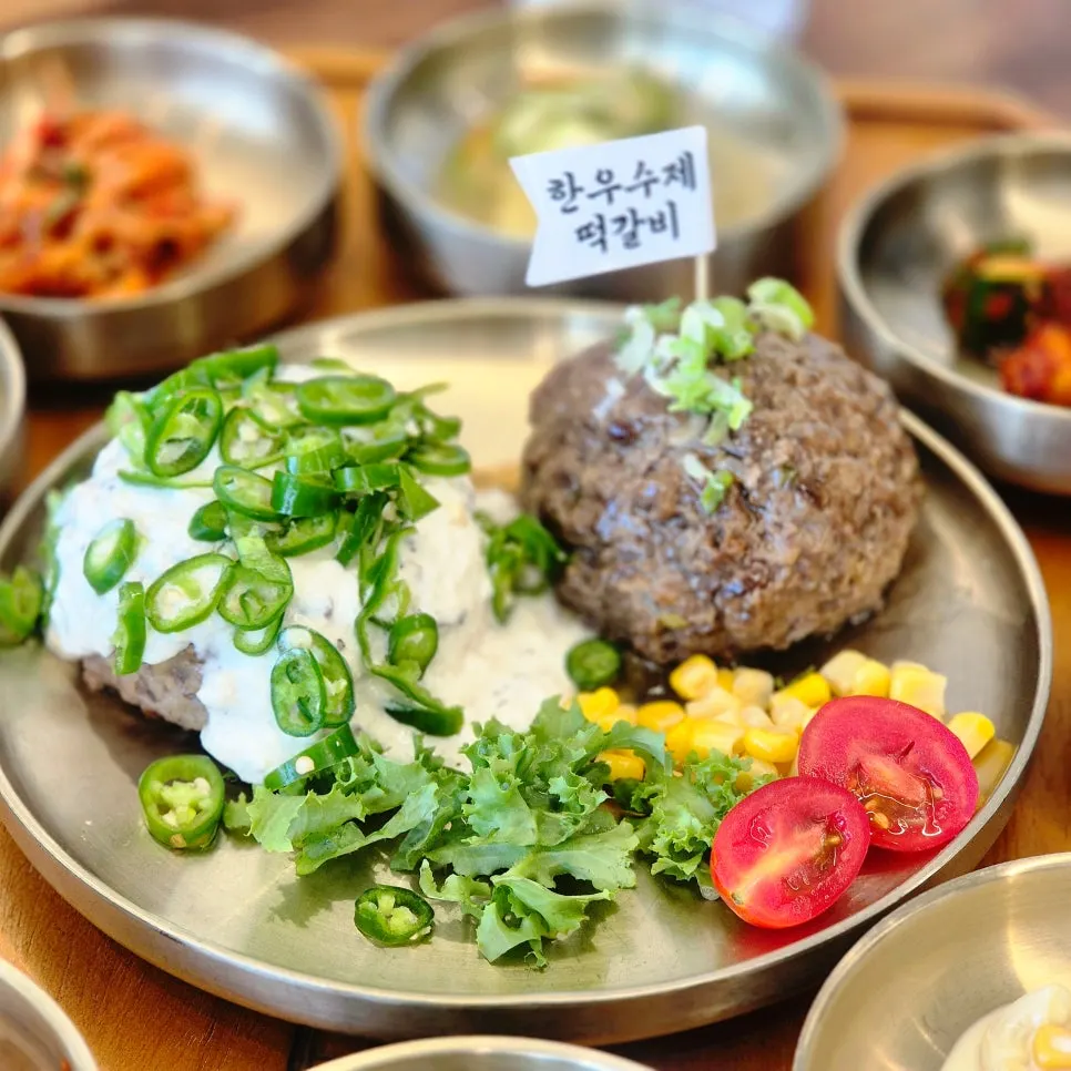 상에 차려진 두 가지 떡갈비 정식