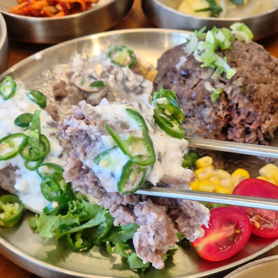 매콤한 청양크림떡갈비 한 접시
