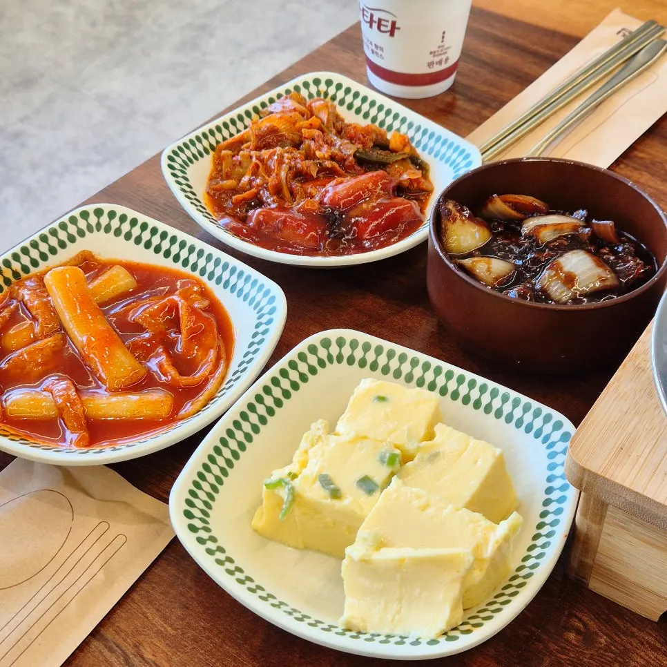 떡갈비와 밑반찬을 곁들인 한 상