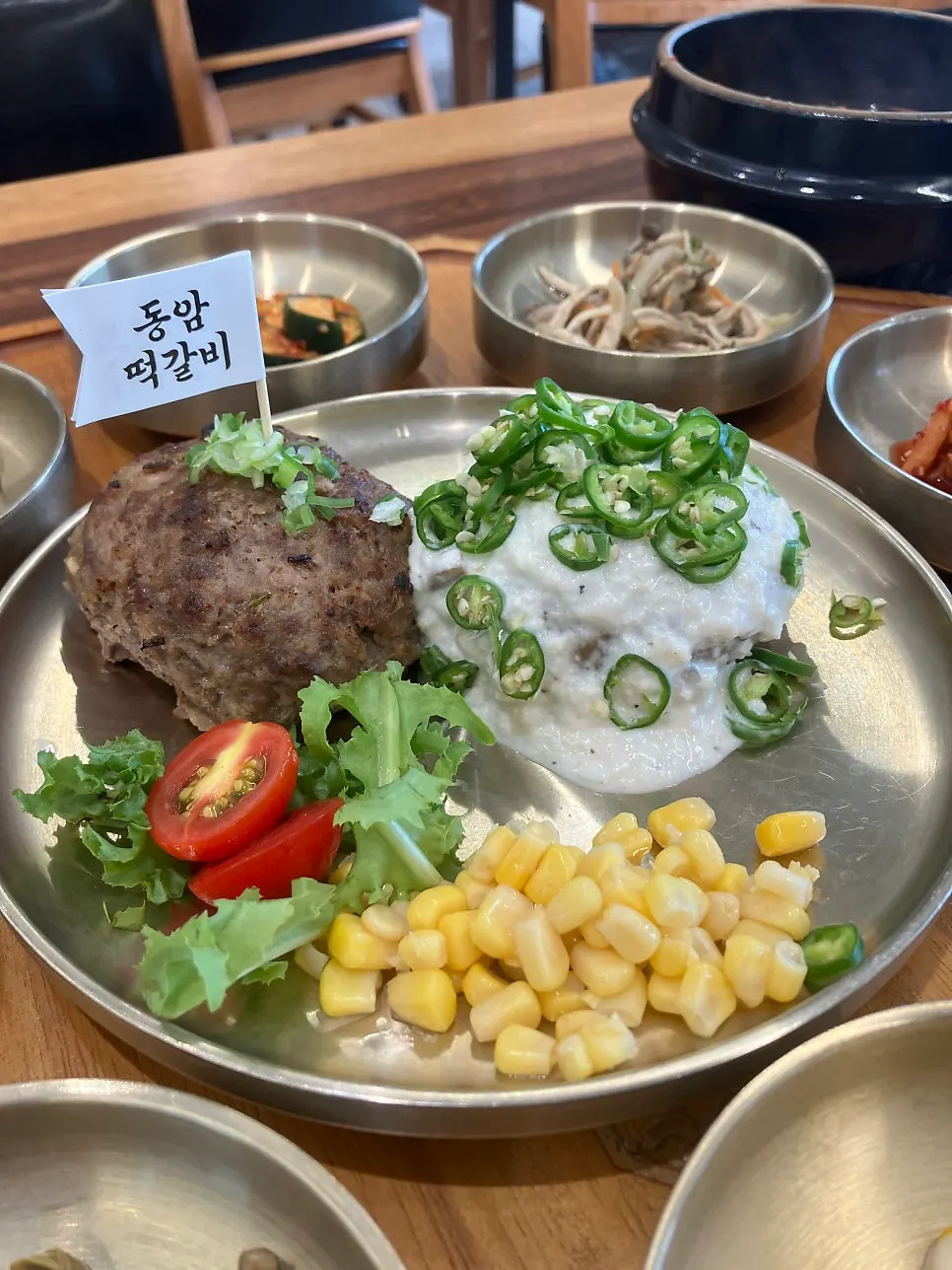 떡갈비 정식과 솥밥 반찬 한상