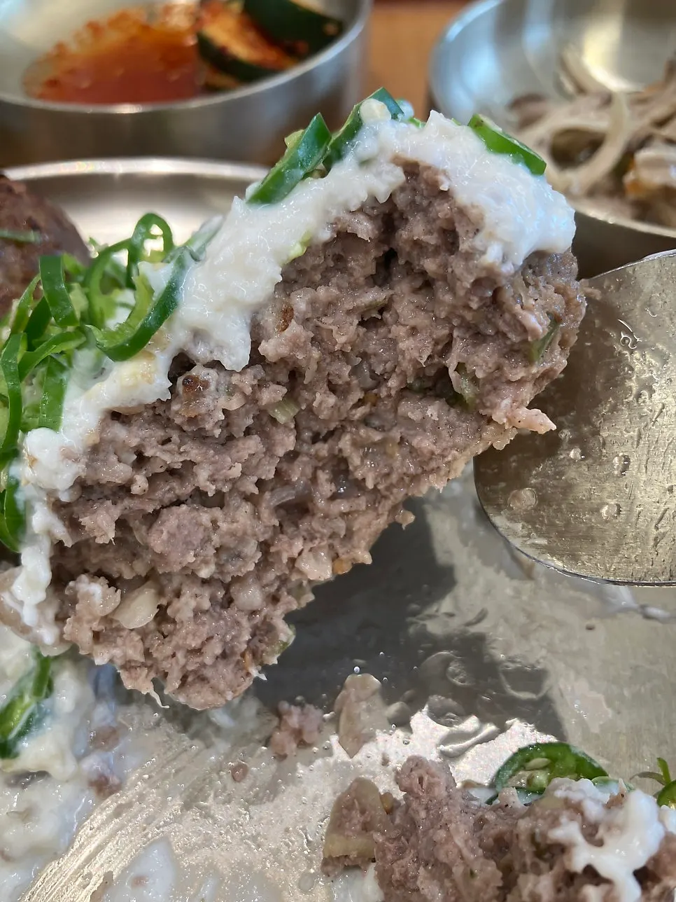 크림청양떡갈비 단면과 육즙