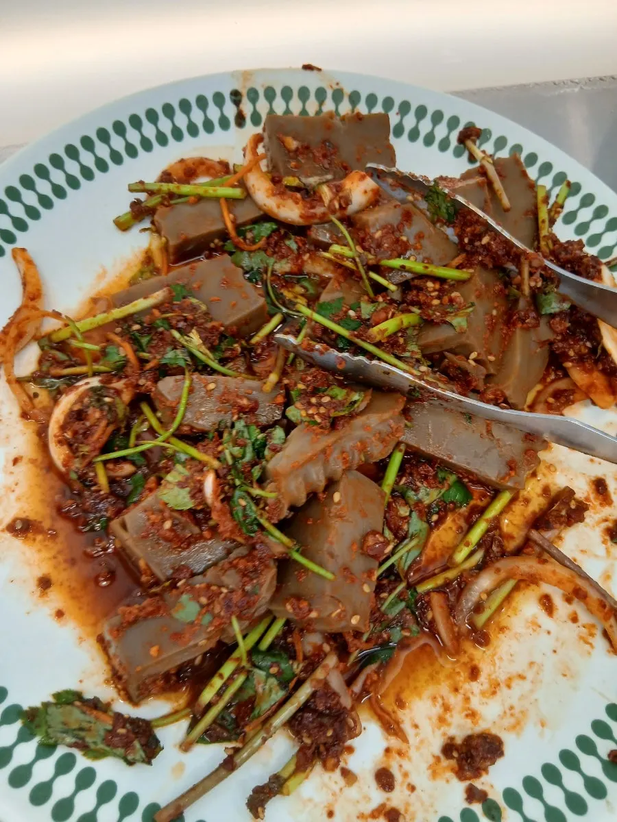 도토리묵 무침과 김치류 셀프바 반찬
