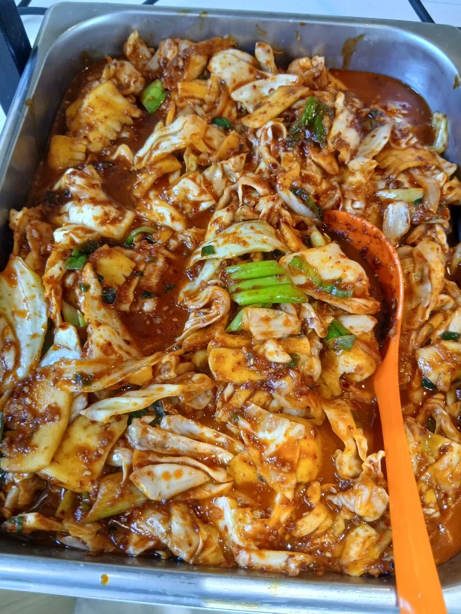 물김치와 구운 김이 놓인 셀프바