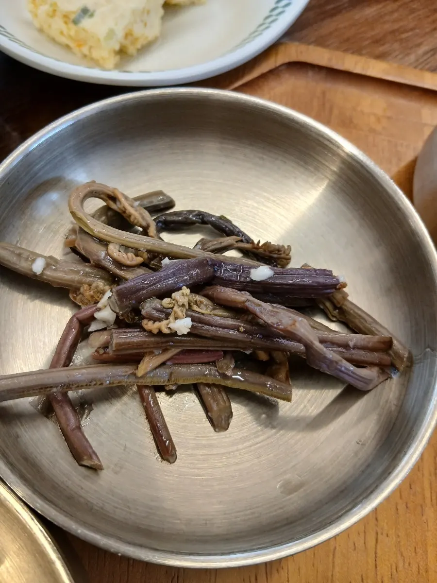 떡갈비를 둘러싼 정식 기본 밑반찬 트레이
