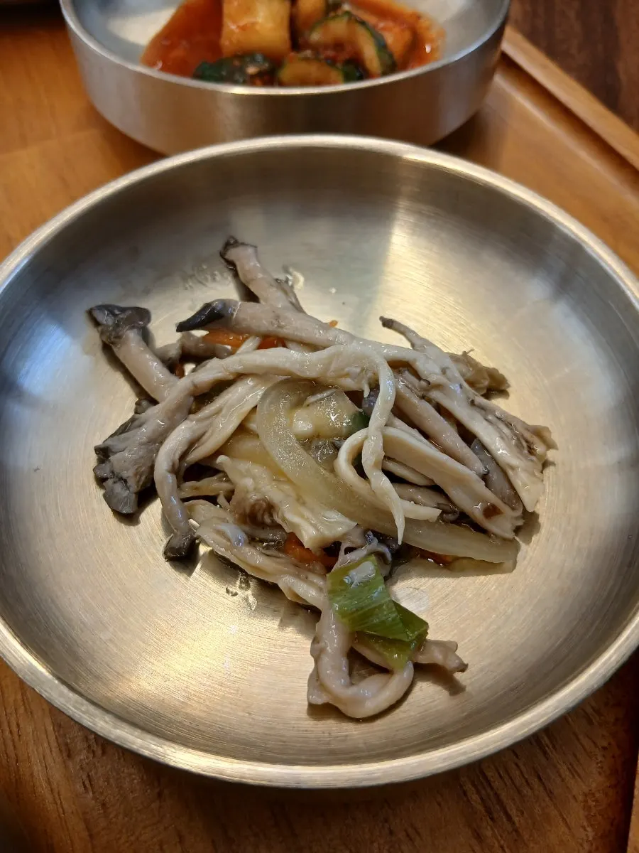 유기그릇에 담긴 정식 밑반찬 구성