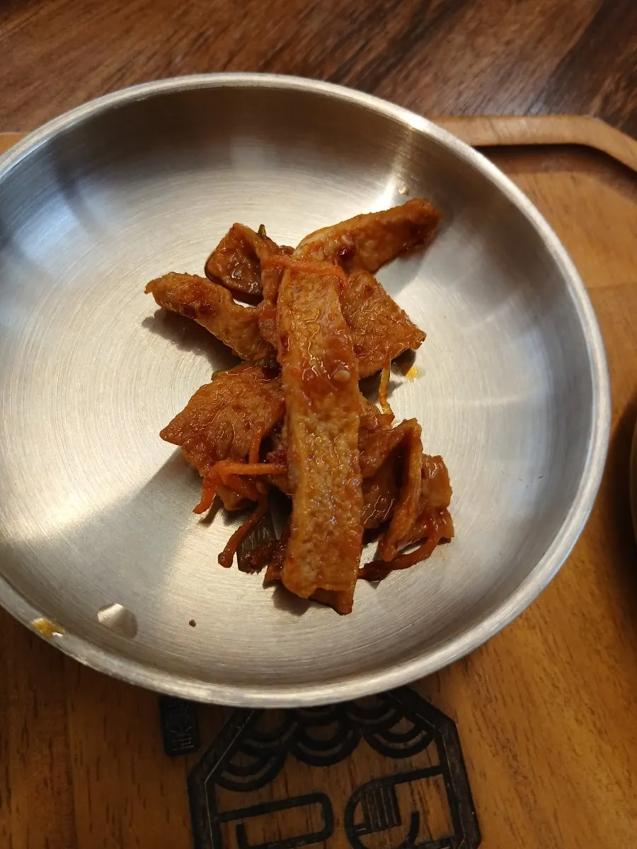 정식에 나온 나물 반찬 접시