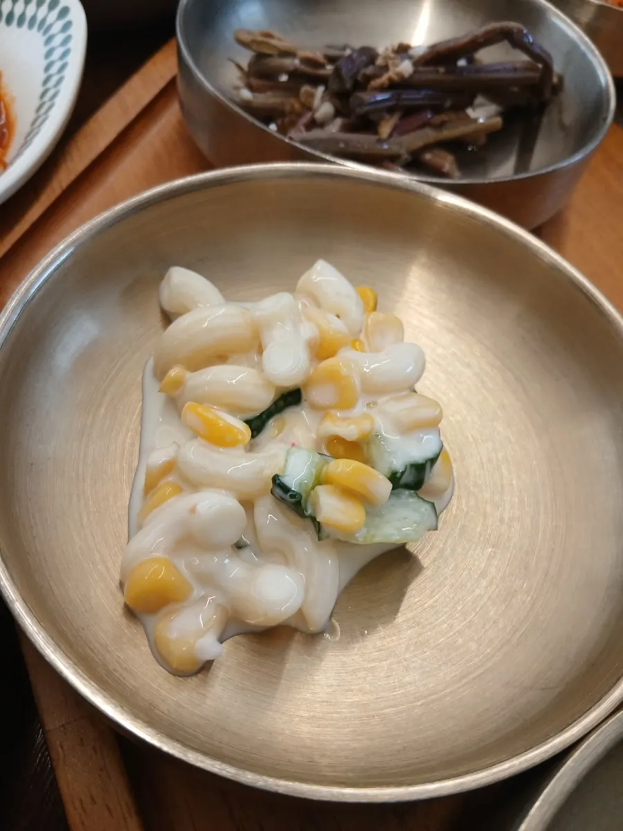 오이무침과 마카로니 샐러드 반찬