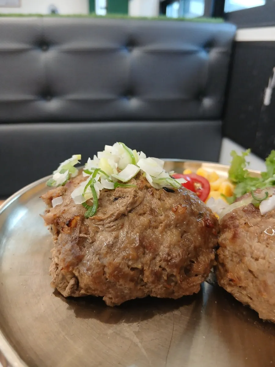매장 한켠 즉석 떡갈비 조리 공간