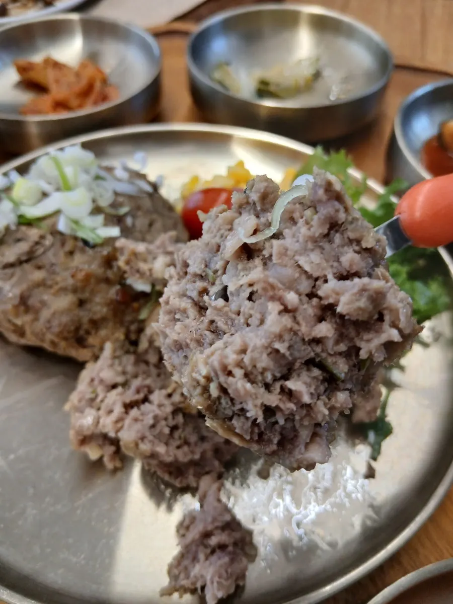 육즙이 배어 나오는 두툼한 떡갈비