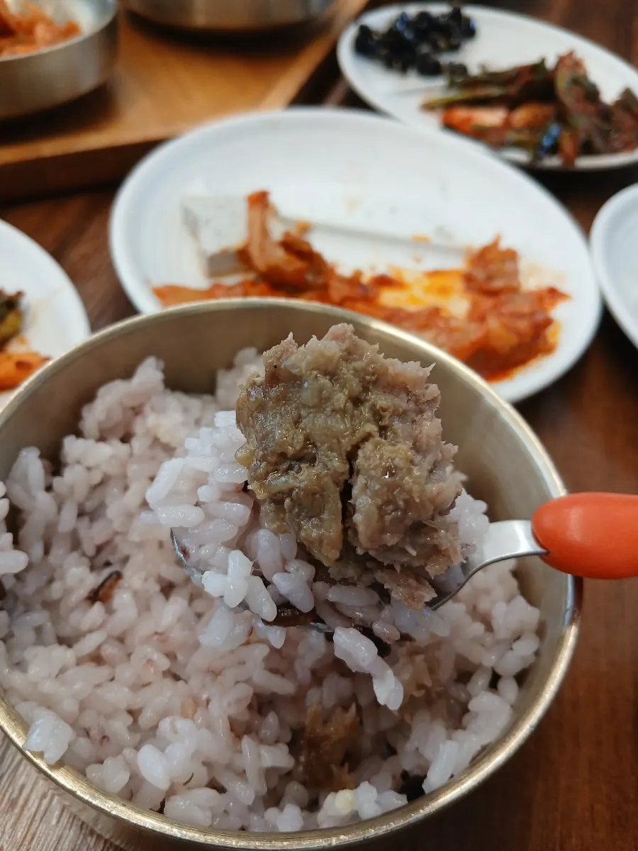 직화로 노릇하게 구워진 떡갈비 단면