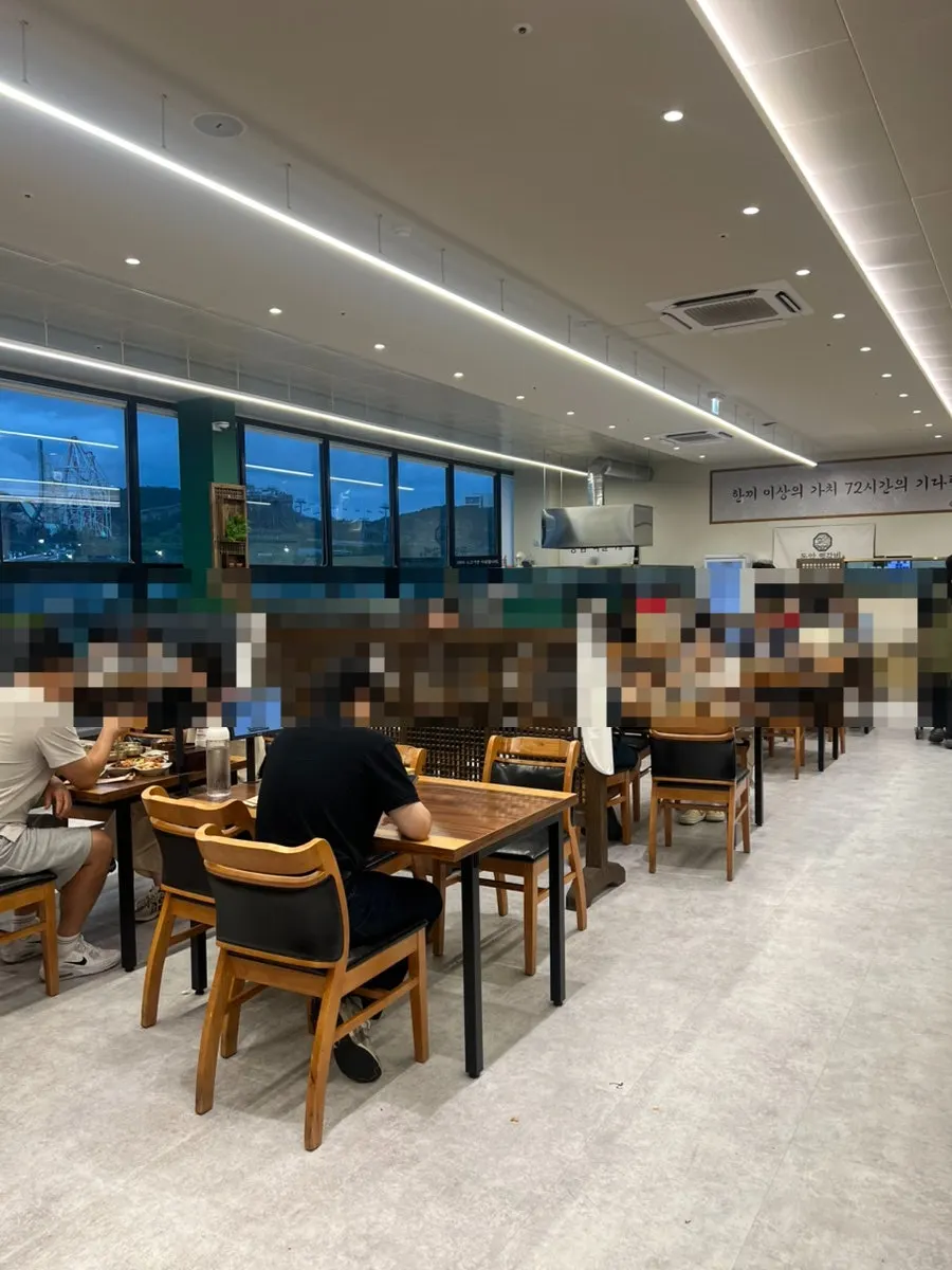 Seating at Dongam Tteokgalbi with 6-person table and baby chairs
