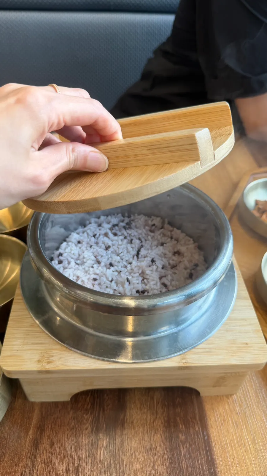 8 basic side dishes served on an octagonal wooden tray