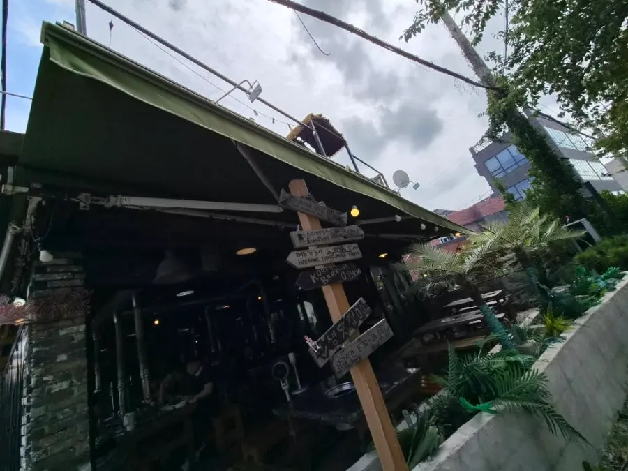 Pemandangan lahan parkir luas di samping gedung