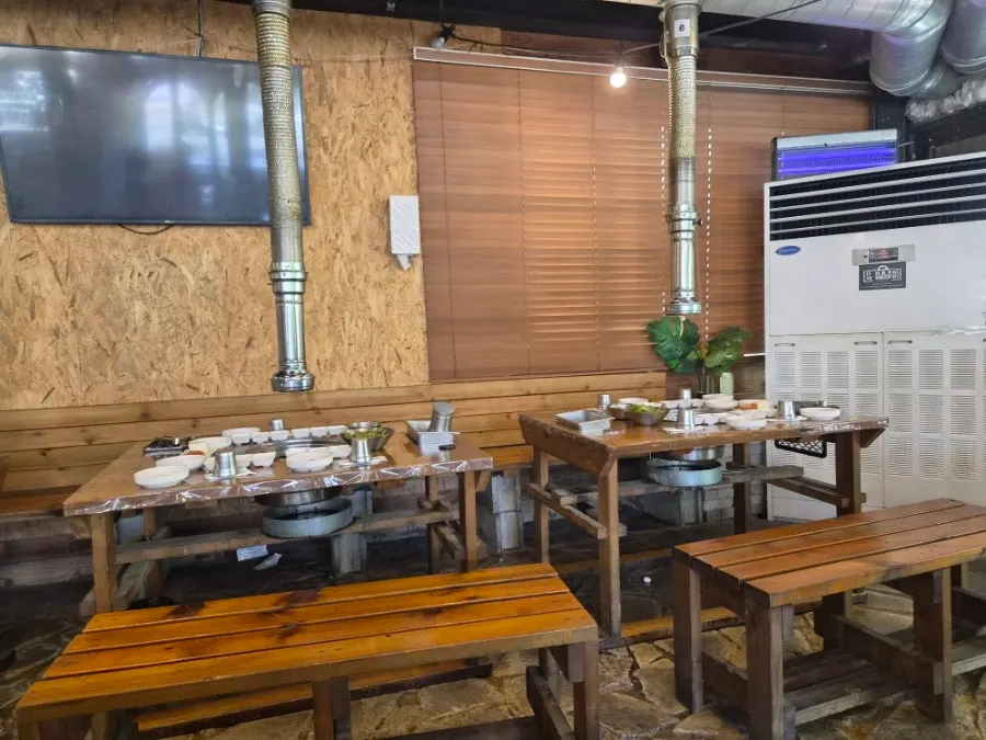 Bagian dalam restoran dengan kursi indoor dan outdoor terlihat