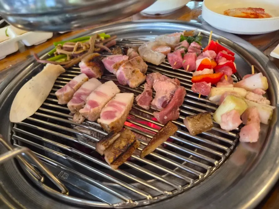Daging pre-grilled di atas panggangan arang