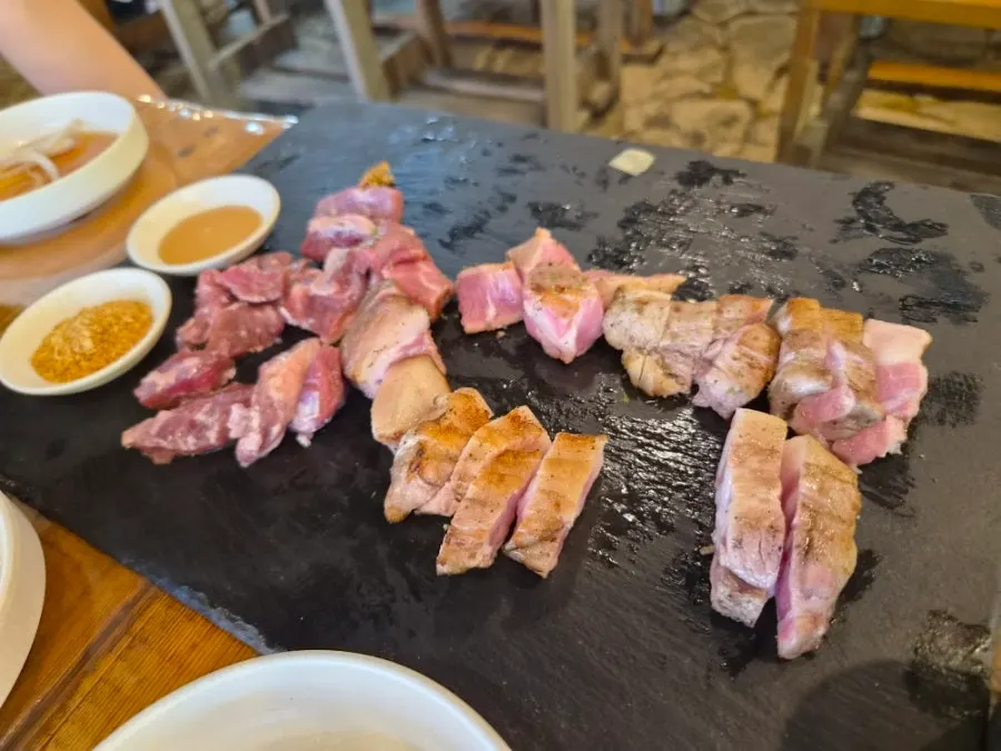 Daging tebal dan sate yang dipanggang di atas arang