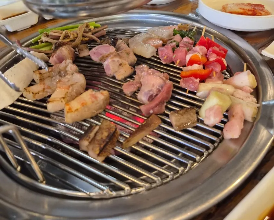 Sate barbekyu diselingi paprika dan daun bawang