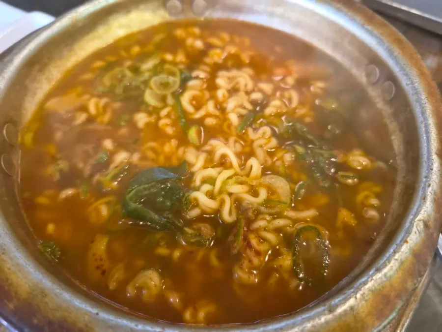 Ramyeon pedas dengan tambahan cabai rawit