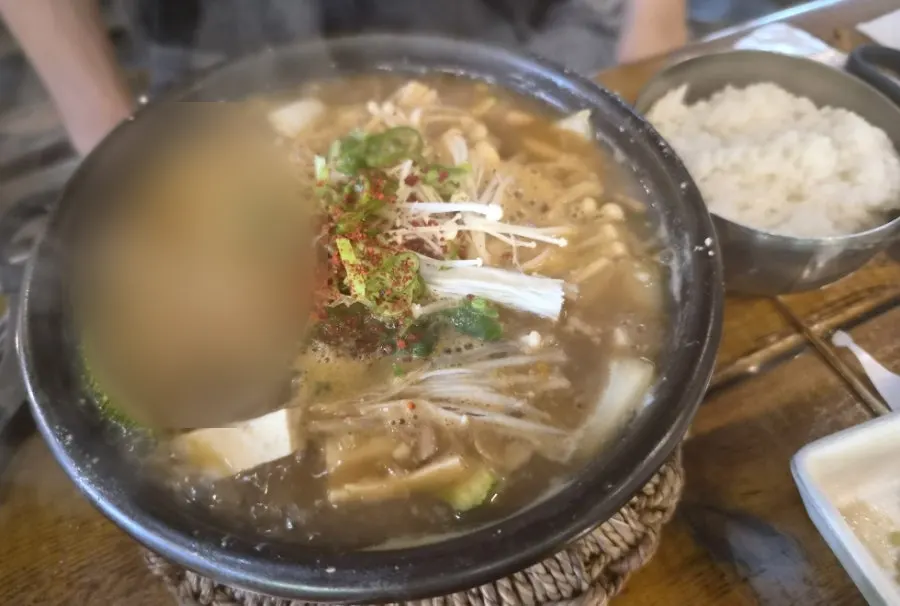 Doenjang jjigae dengan potongan daging besar