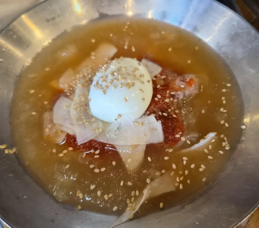 Semangkuk mul naengmyeon dengan kuah es serut