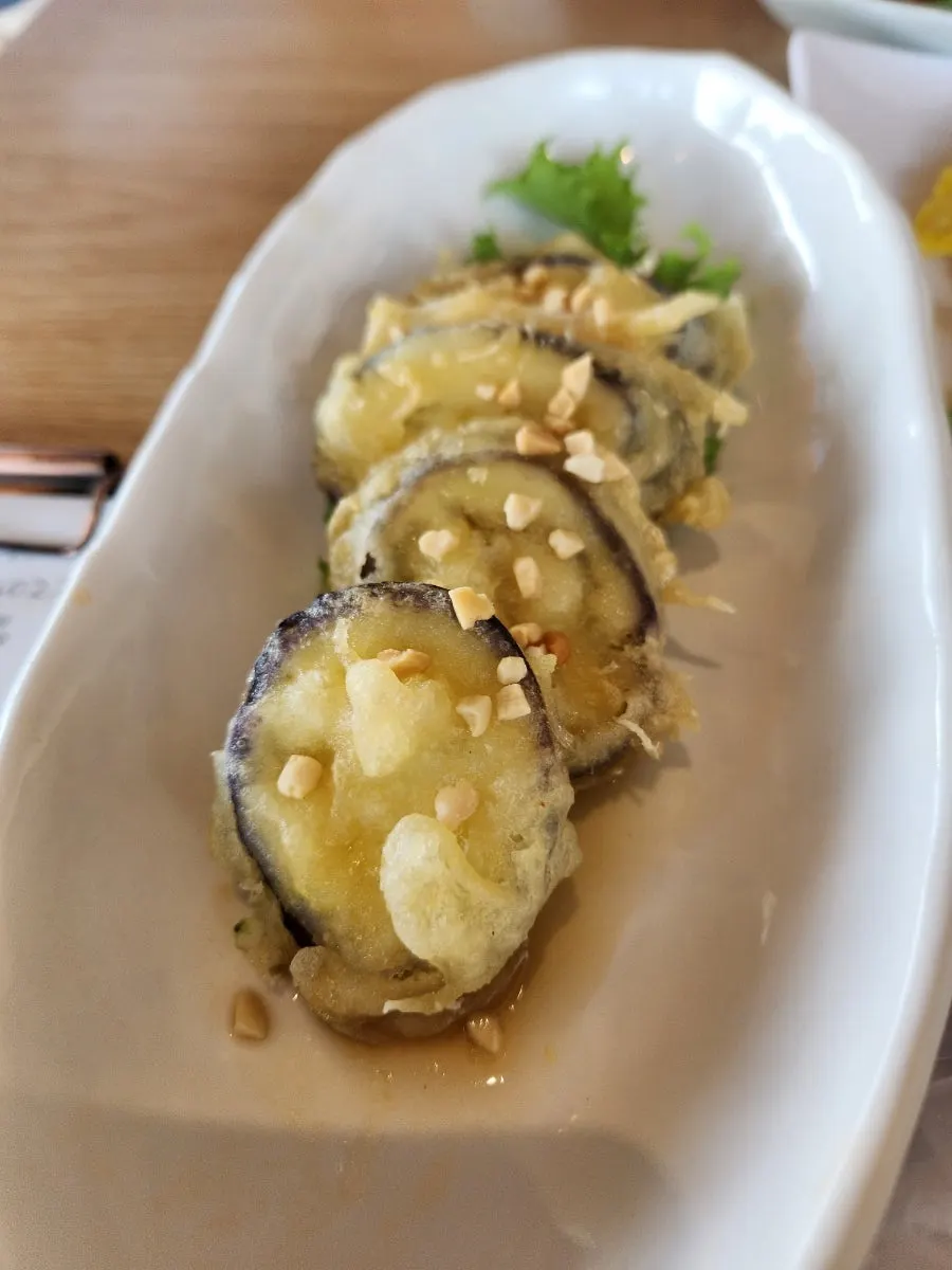 한 상 가득 차려진 밑반찬