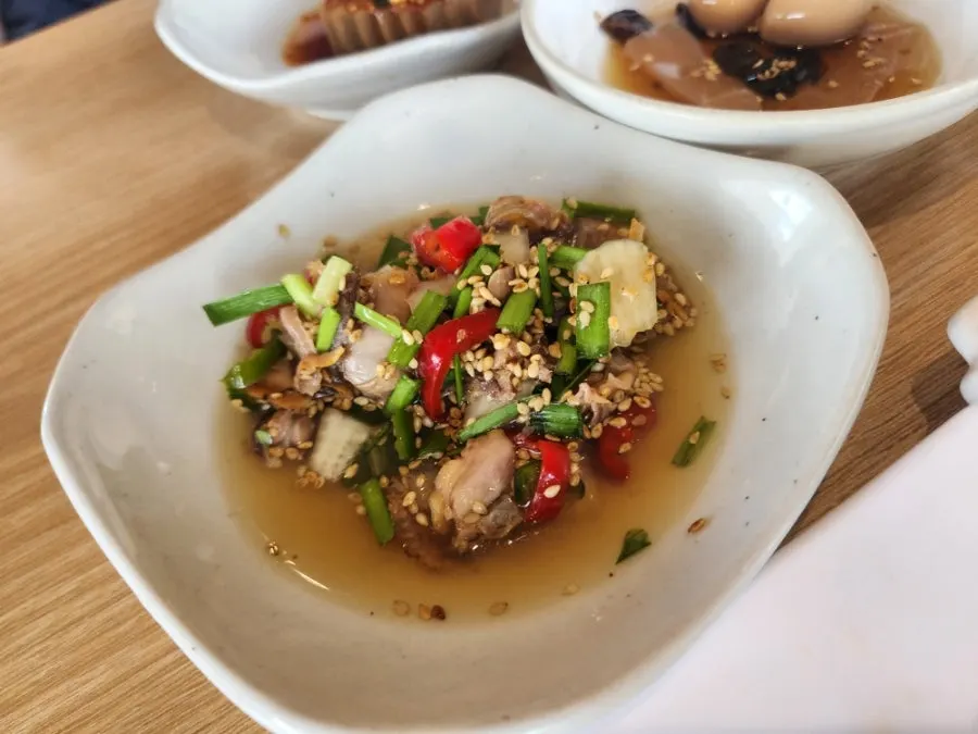 한 상에 차려진 여러 밑반찬
