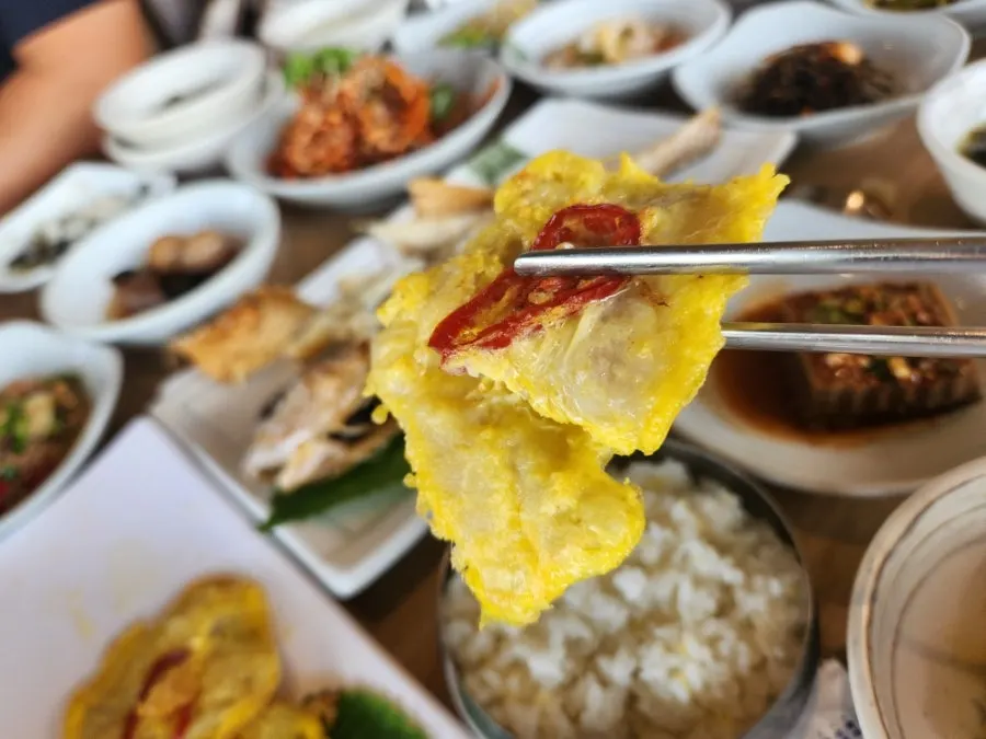 생선과 익숙한 반찬을 곁들인 식사