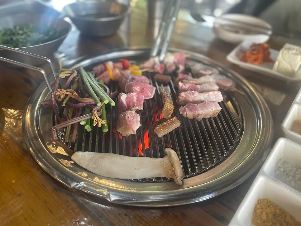 참숯 초벌한 삼겹살 목살과 맛보기 껍데기