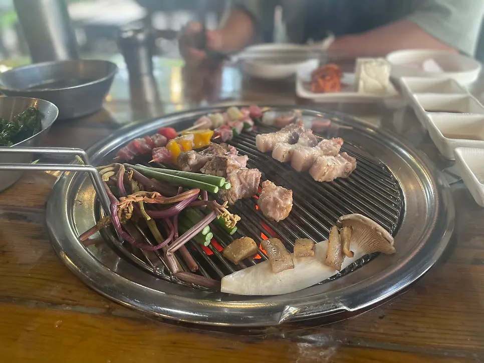 불판에 올린 초벌 고기
