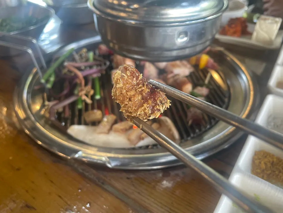 함께 제공된 빵가루와 땅콩소스
