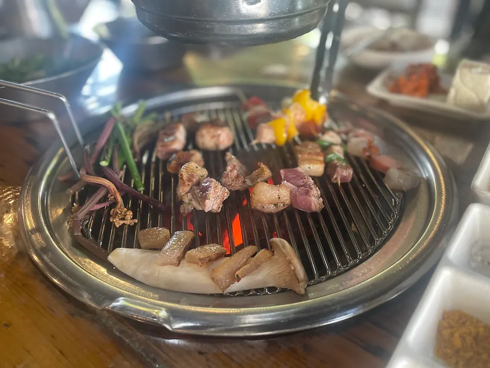 고기 굽는 중인 더바베큐051 테이블