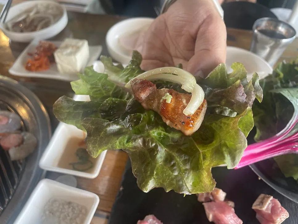 초벌고기 440g과 꼬치 5종이 놓인 2인 셋트 상차림