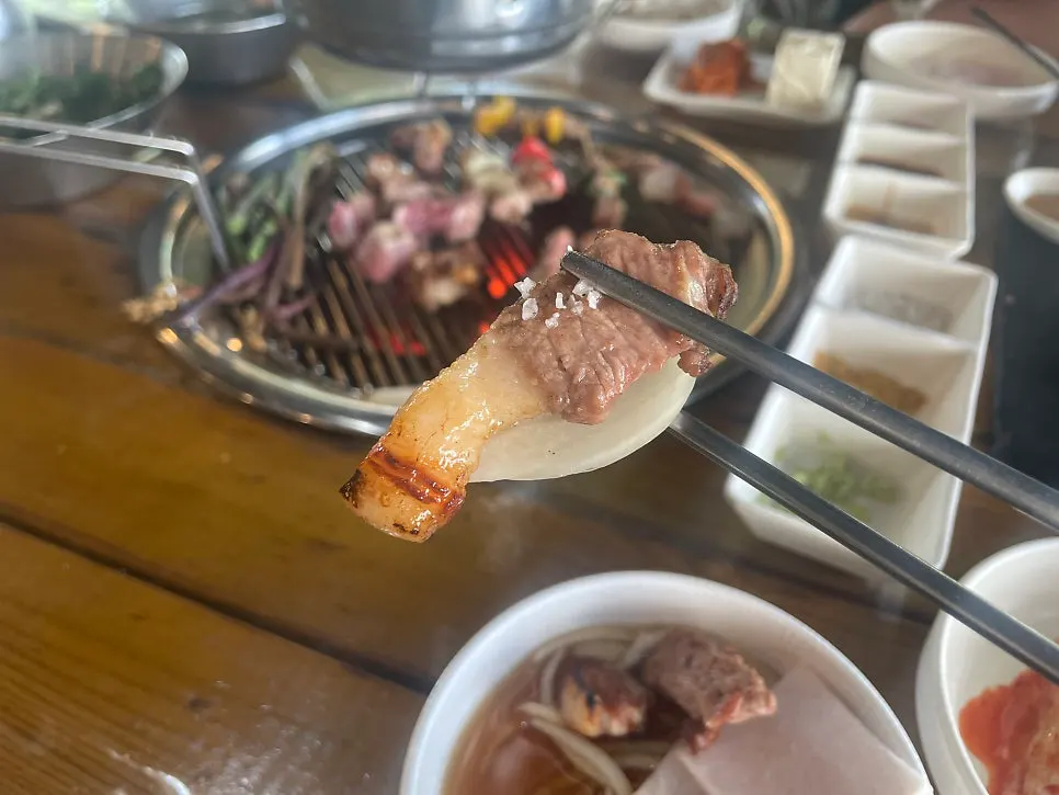 상추와 적채에 쌈 싸 먹는 초벌 고기
