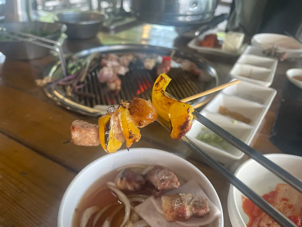 소금에 찍어 먹는 참숯 향 고기