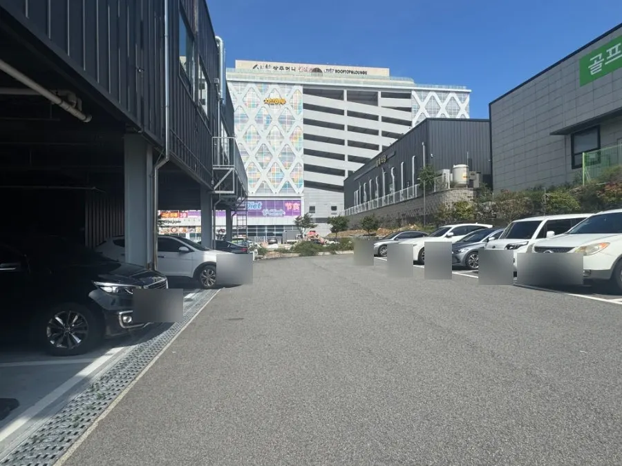 Building's 1st-floor parking lot and Dongam Tteokgalbi entrance