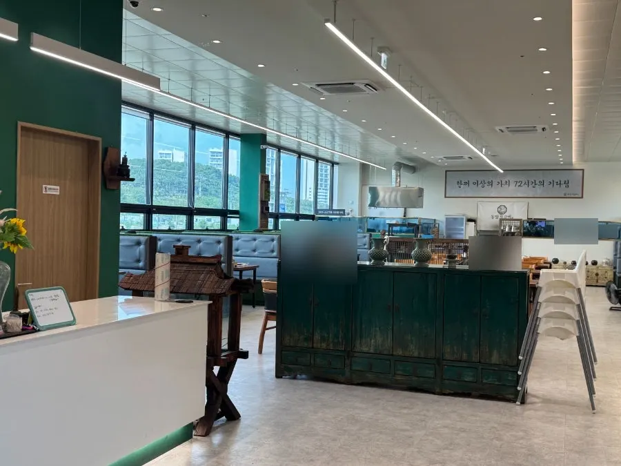 Spacious, open interior of Dongam Tteokgalbi
