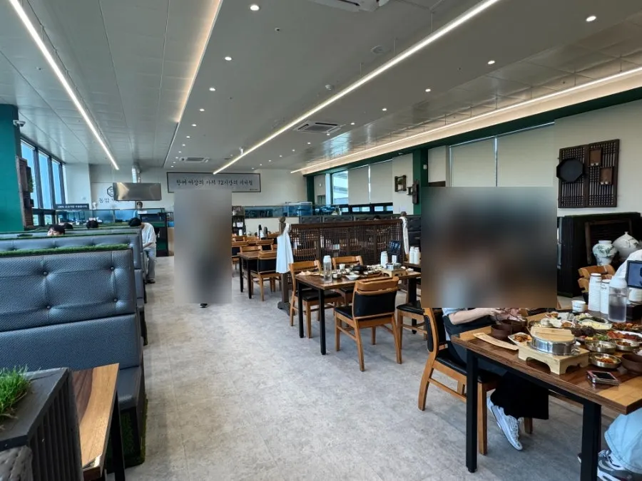 Widely spaced tables at Dongam Tteokgalbi