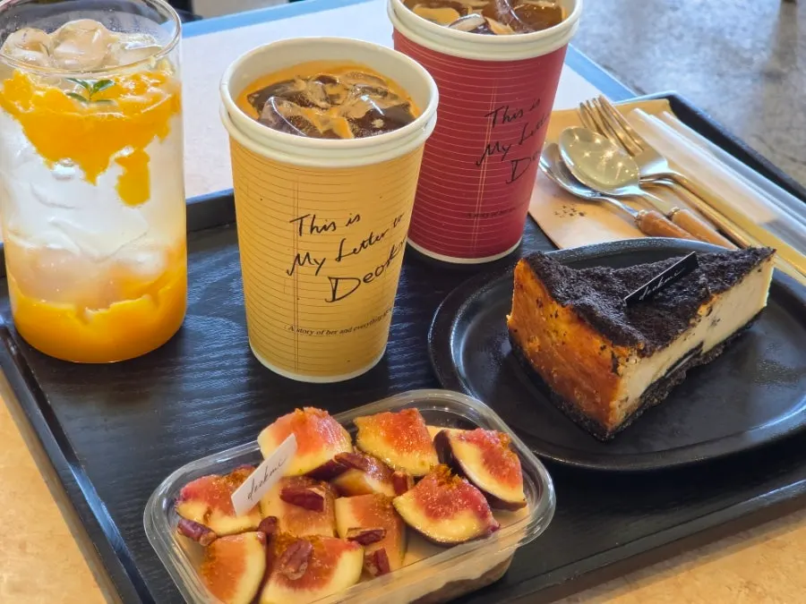 덕미 기장점 테이블 위 디저트와 음료