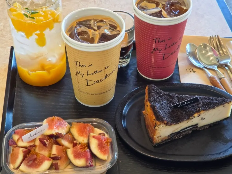창밖으로 보이는 해동용궁사와 바다 윤슬